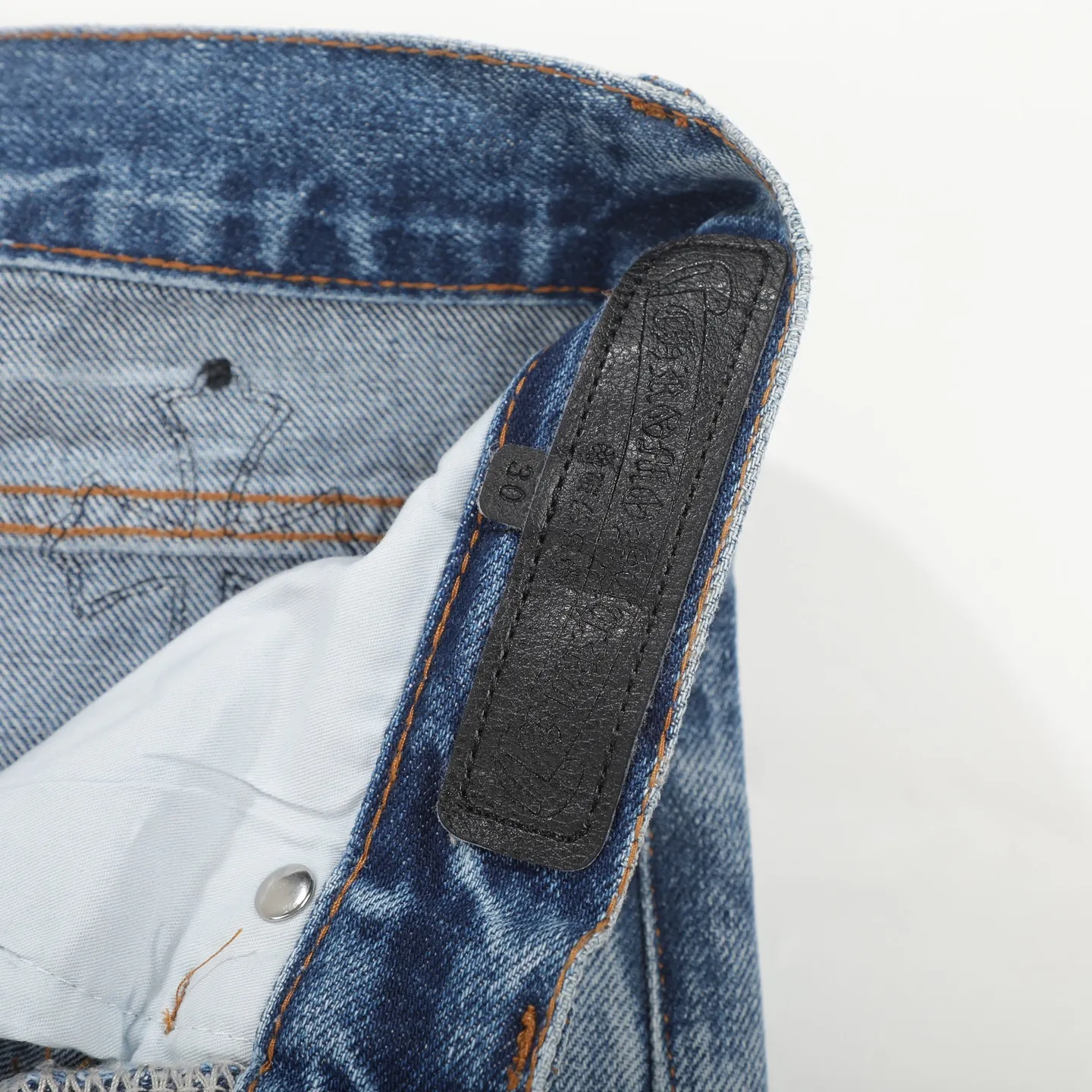 P320 Chrome Heart Blue Ox King Graffiti Multi-Color Leather Jeans [Same Style as L*Xiang] Chrome Heart Blue Ox King Graffiti Multi-Color Leather Jeans are the “king of the market” in the fashion industry! Made of high-quality denim and processed through complex washing processes, the distressed effect is super unique. The multi-color leather and graffiti design bring out the cool street genes of Crowe. Each pair of pants is unique, and you can directly transform into a street trend ICON when you put it on. The matching method is super cool: High street style: Pair it with a black hooded sweatshirt, thick-soled boots, and stacked silver chains. When you go to the stage or on the street, you will have an aura of 2.8 meters. You can slay at concerts and out on the street. Mix and match trendy styles: wear a suit jacket + canvas shoes for boys, and wear a short crop top + dad shoes for girls. Mix and match to create a sense of contrast, full of fashion sense, and the hair tie will get likes in seconds when taking photos. Couples share the same style: one pair with each other, the boy wears a solid color T + sneakers, the girl wears a short top + sneakers, they are the most eye-catching trendy couple when they go out, and they keep turning heads! No matter what your style is, these pants can help you grasp the essence of the trend. It is a must-have for trendy players. You will look the most beautiful on the street when you put it on! Size: 28/30/32/34/36 Waist: 70/75/80/85/90 Pants length: 102/104/106/108/110